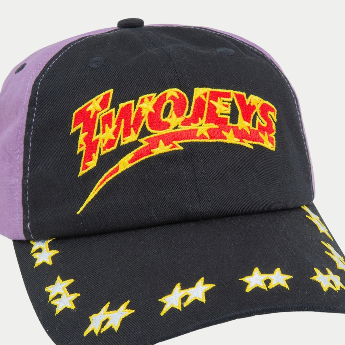 Gros plan sur le logo Twojeys brodé rouge et jaune du devant noir de la casquette