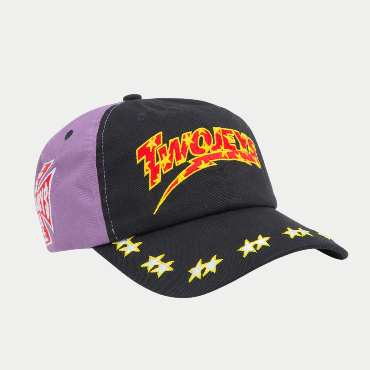 Casquette brodée Twojeys violet et noir de trois quarts, logo éclair rouge et étoiles sur la visière