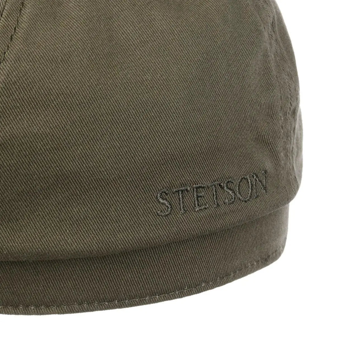 Gros plan du logo Stetson brodé ton sur ton sur le panneau vert olive