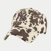 Casquette Clean Up '47 en suédine imprimé vache écru et brun, vue trois-quarts avant, logo New York Yankees brodé en relief