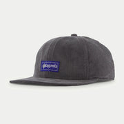 Casquette Patagonia Corduroy Forge Grey, velours côtelé gris anthracite, étiquette tissée bleue Hut Tripper, vue trois quarts