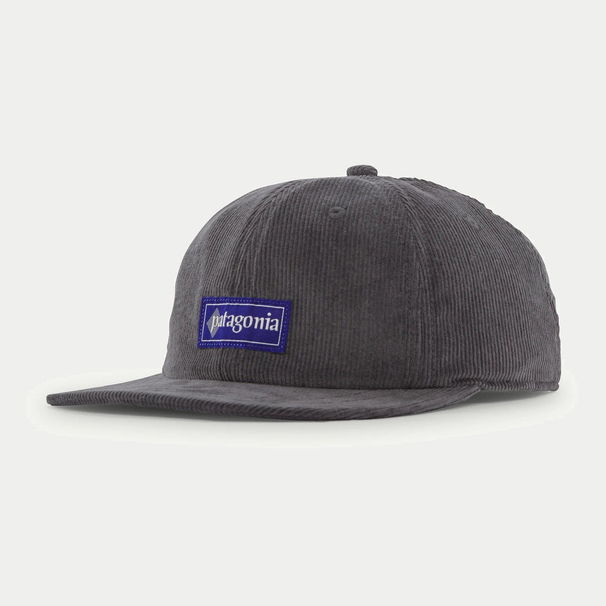 Casquette Patagonia Corduroy Forge Grey, velours côtelé gris anthracite, étiquette tissée bleue Hut Tripper, vue trois quarts