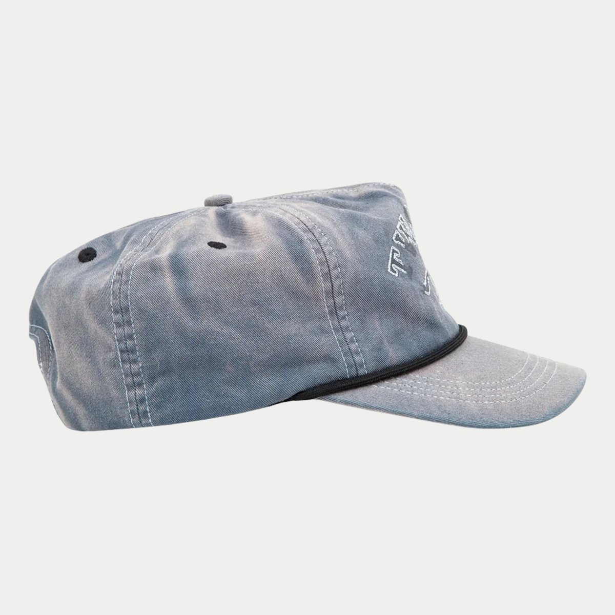 Casquette délavée Twojeys bleue de profil, cordon noir au-dessus de la visière