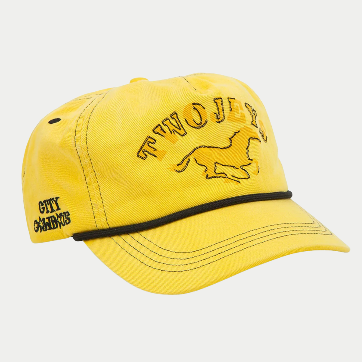Casquette délavée Twojeys jaune de trois quarts, cheval au galop et lettrage TWOJEYS brodés