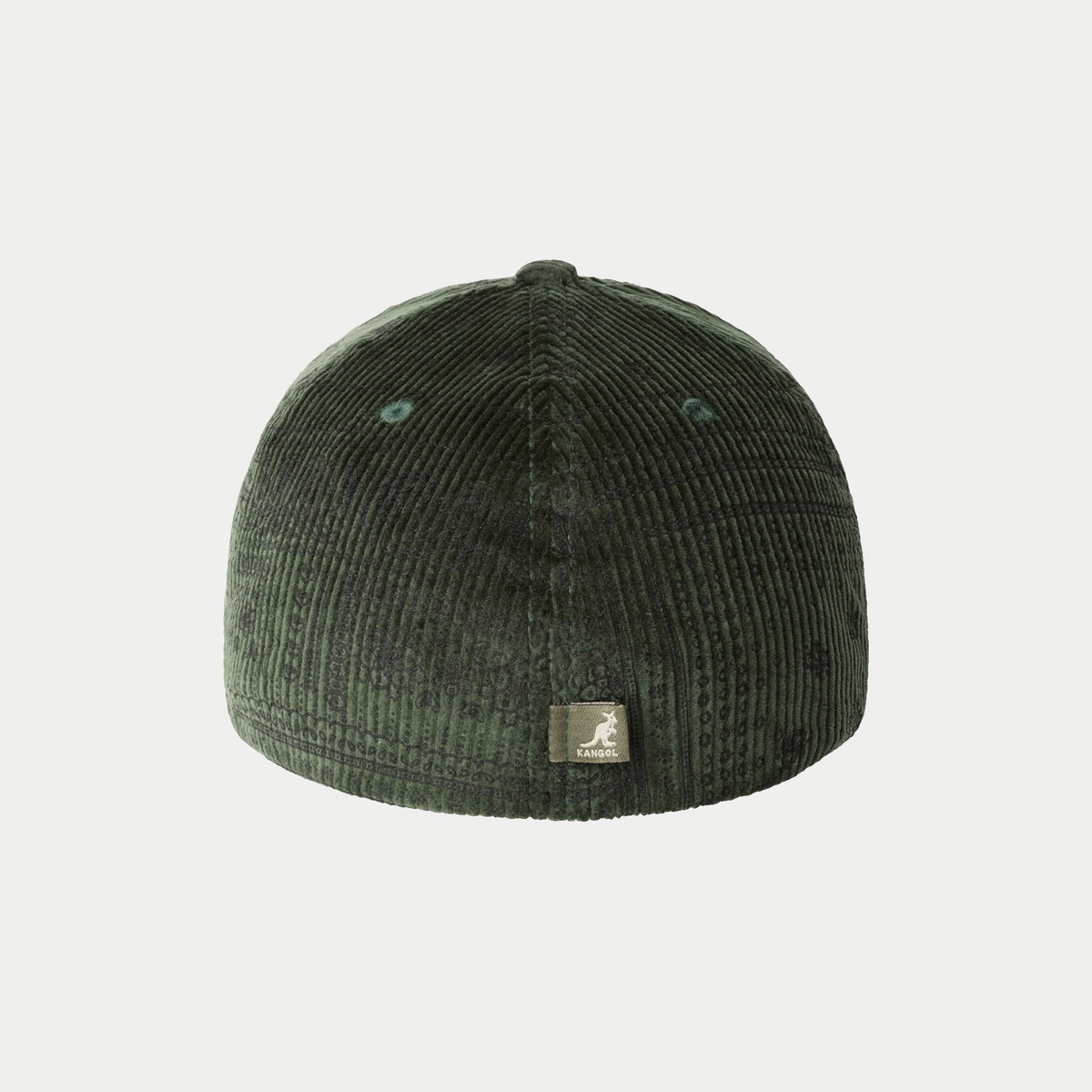 Dos de la casquette Kangol Flexfit velours olive : calotte fermée sans sangle ni boucle, étiquette kangourou