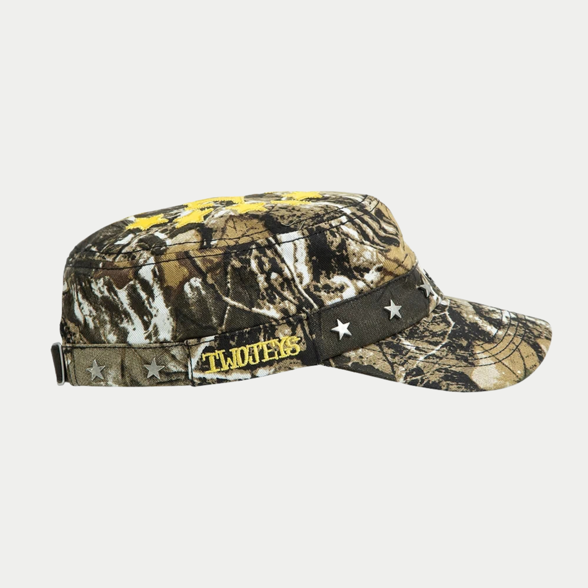 Casquette Guerrilla Twojeys camo de profil, logo Twojeys jaune brodé et clous étoiles métal