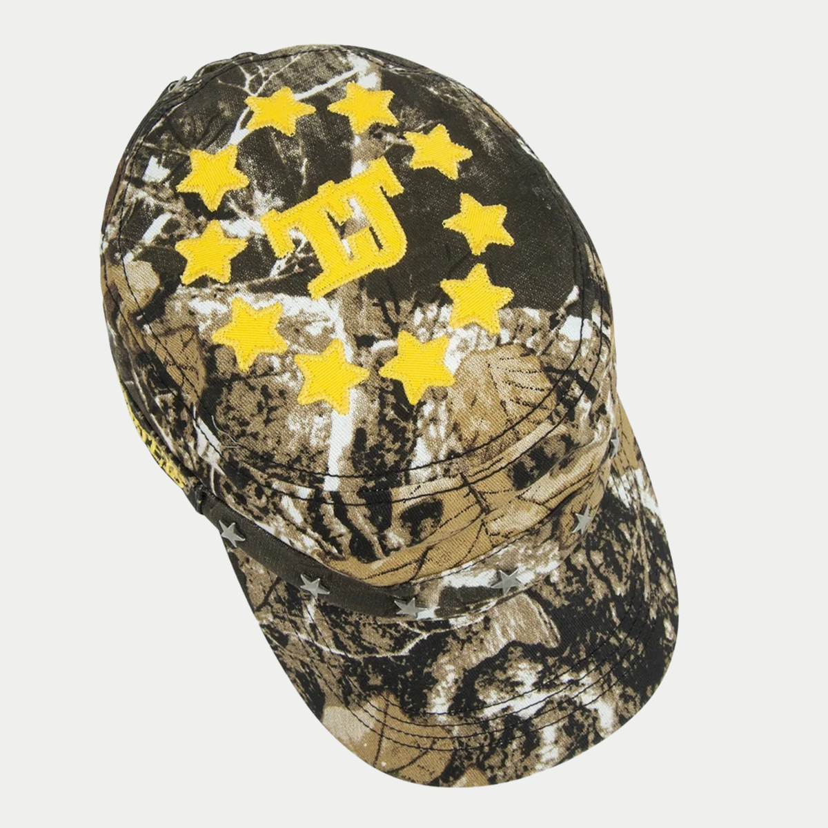 Dessus de la casquette Guerrilla Twojeys camo : couronne d'étoiles jaunes et monogramme TJ