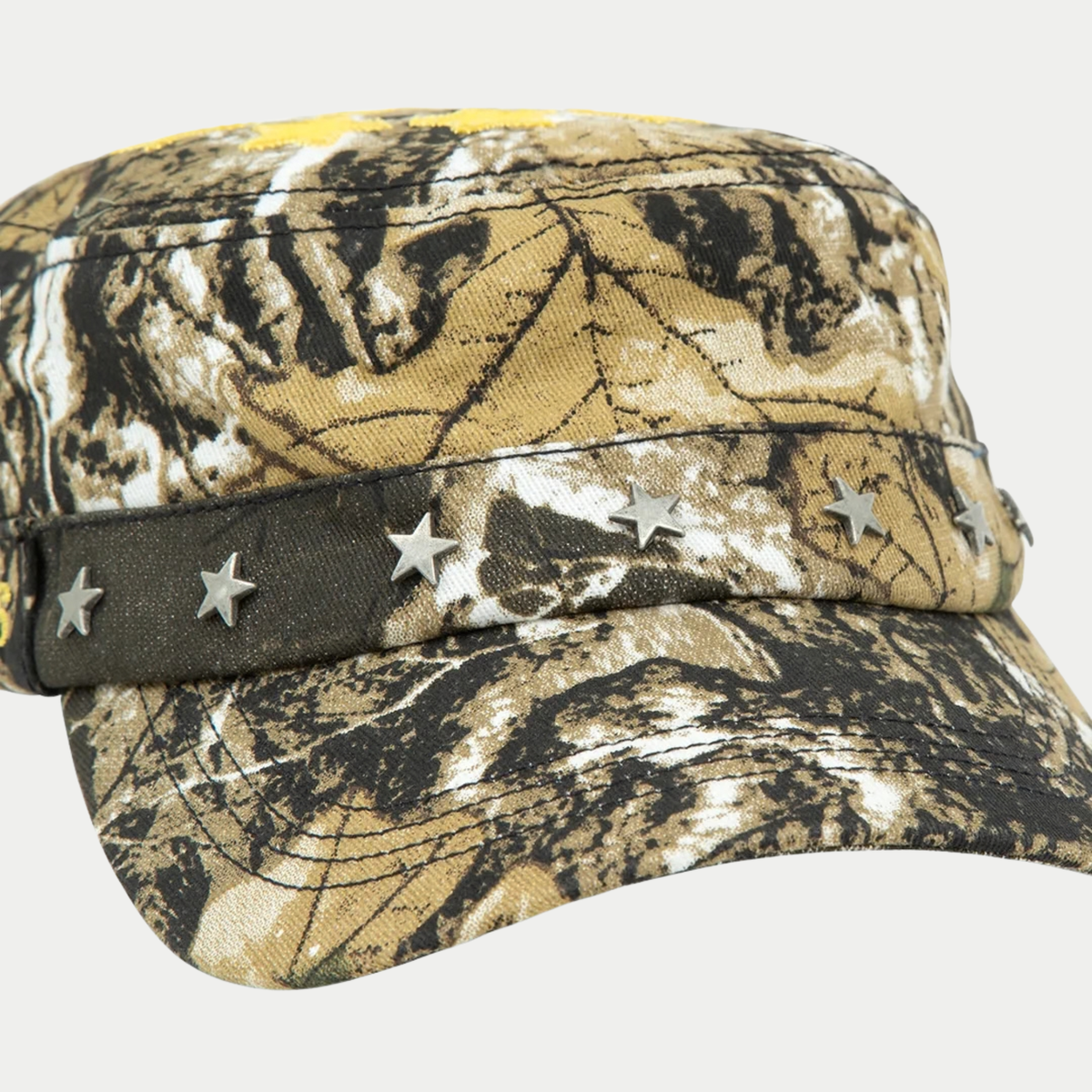 Détail de la bande à clous étoiles argentés de la casquette Guerrilla Twojeys camouflage