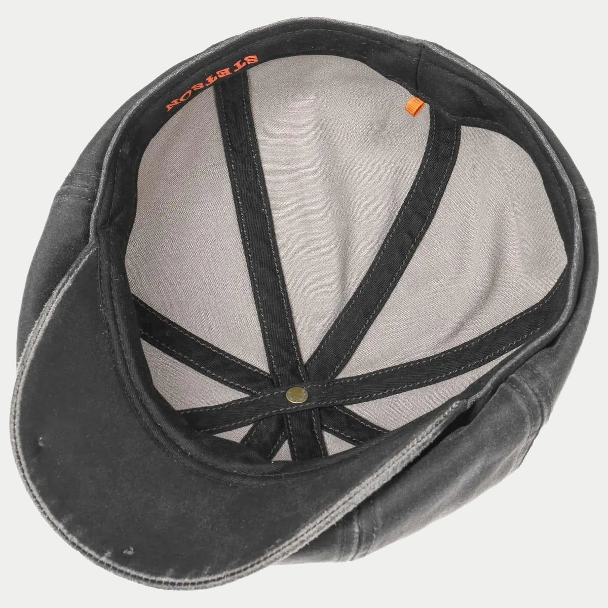 Intérieur de la Hatteras noire, doublure gris clair et armature en croix