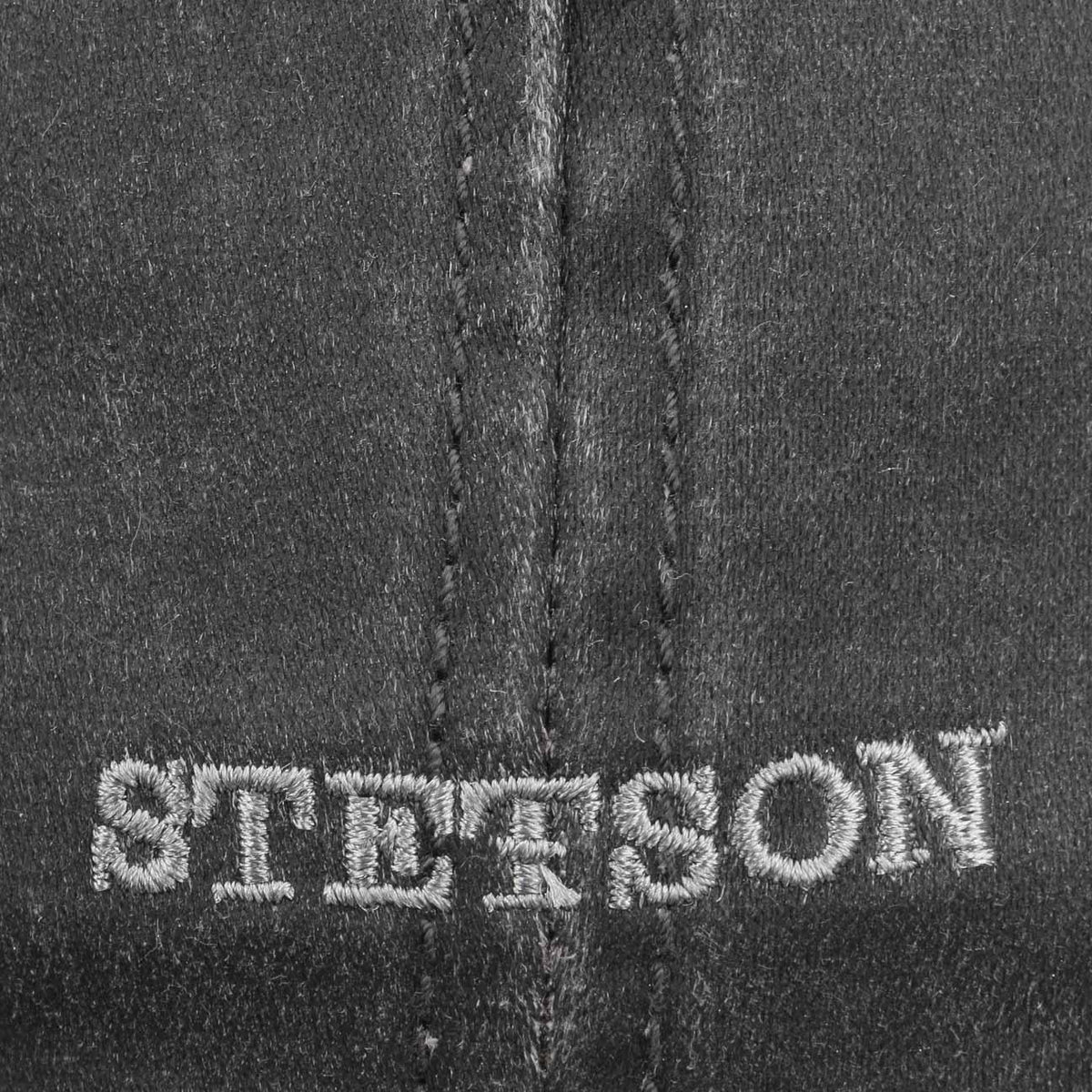 Broderie Stetson gris clair sur le panneau avant en coton noir délavé
