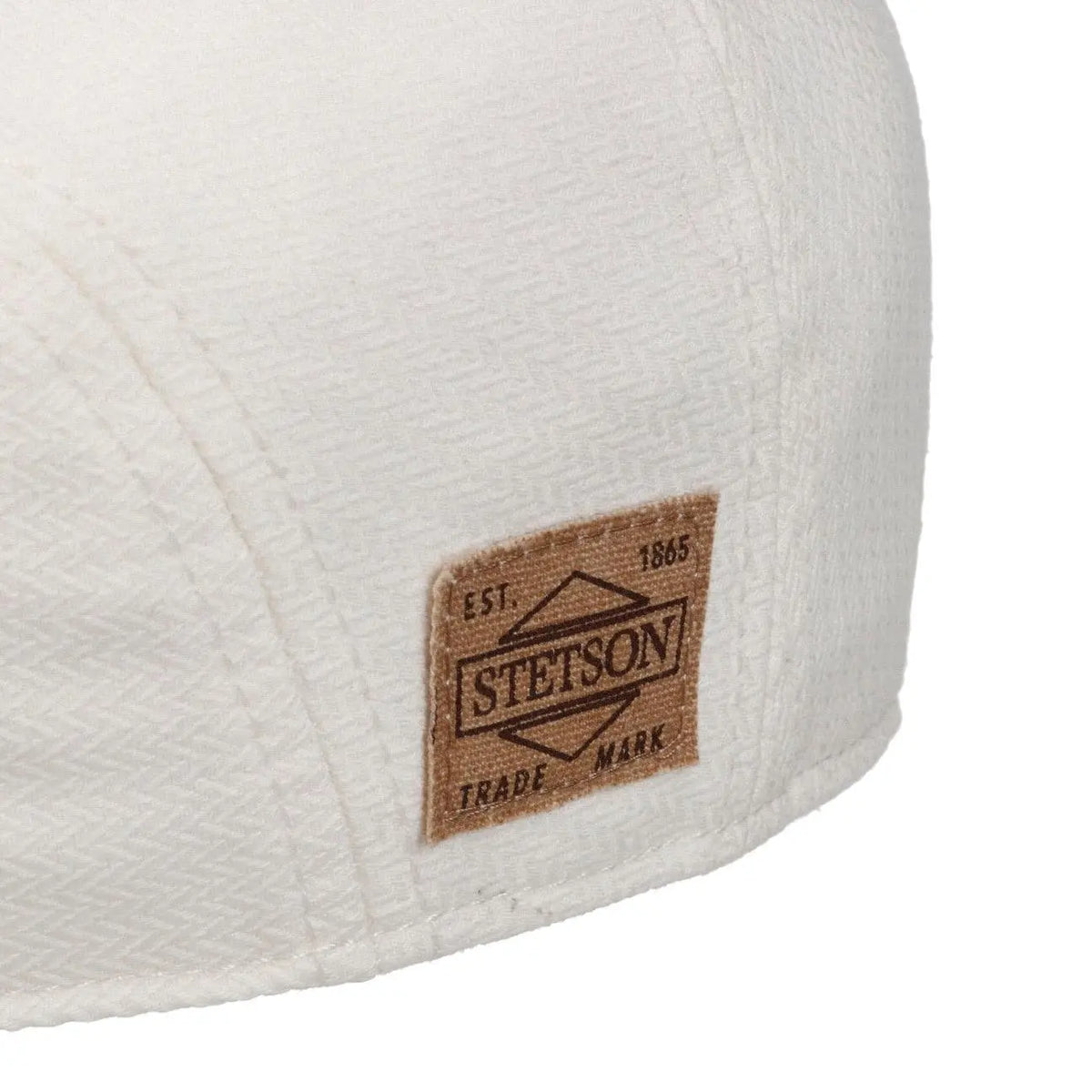 Étiquette tissée Stetson Est. 1865 cousue sur le côté de la casquette blanche