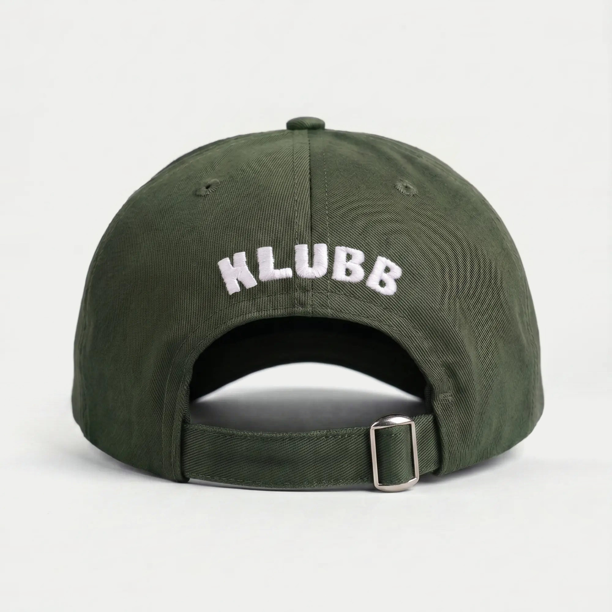 Casquette Klubb vert olive de dos, inscription KLUBB blanche cintrée au-dessus de l'attache métal argentée