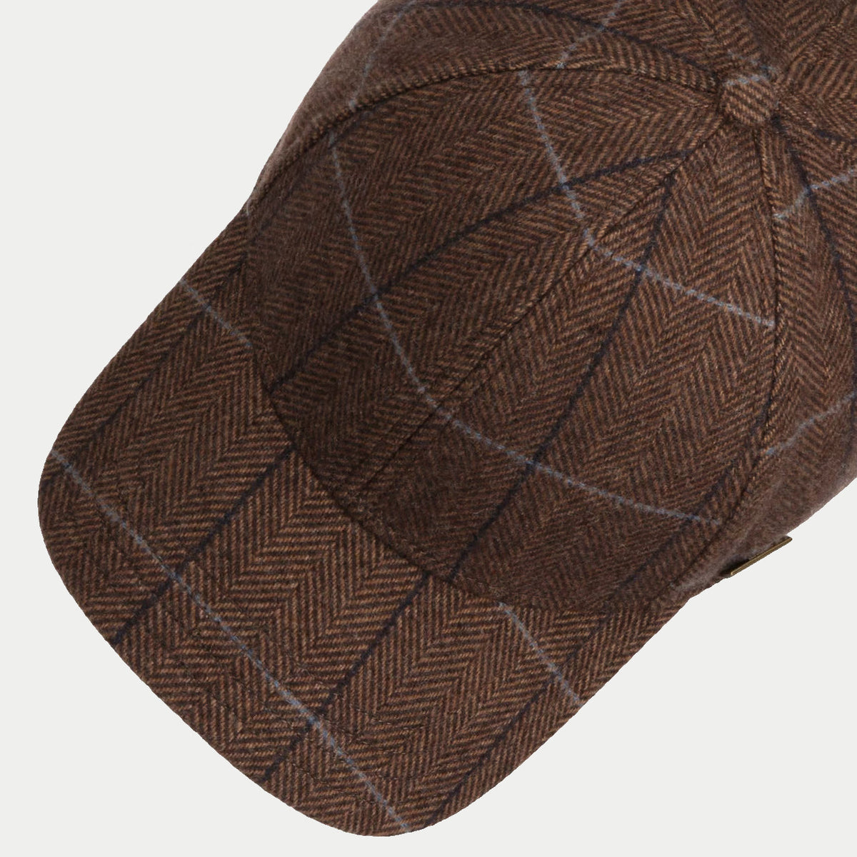 Visière et calotte de la casquette Kinty marron vues de dessus, chevrons et carreaux bleus