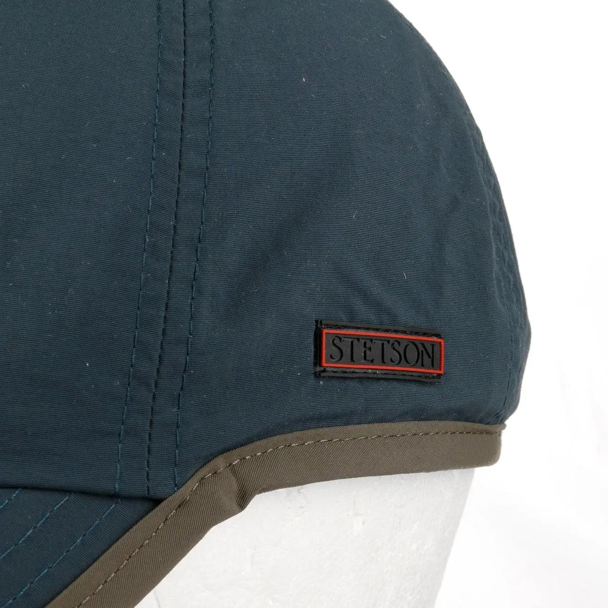 Étiquette caoutchouc Stetson rouge et noire cousue sur le panneau latéral bleu ardoise