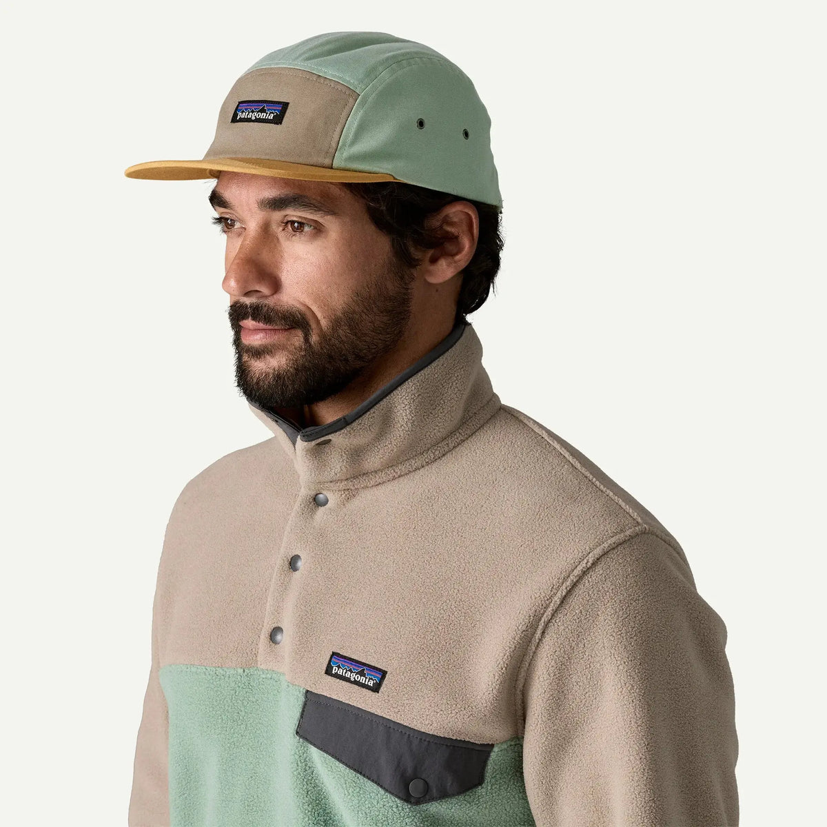 Casquette P-6 Label Maclure Patagonia portée, vue de profil : visière ocre, panneau avant taupe, calotte vert sauge