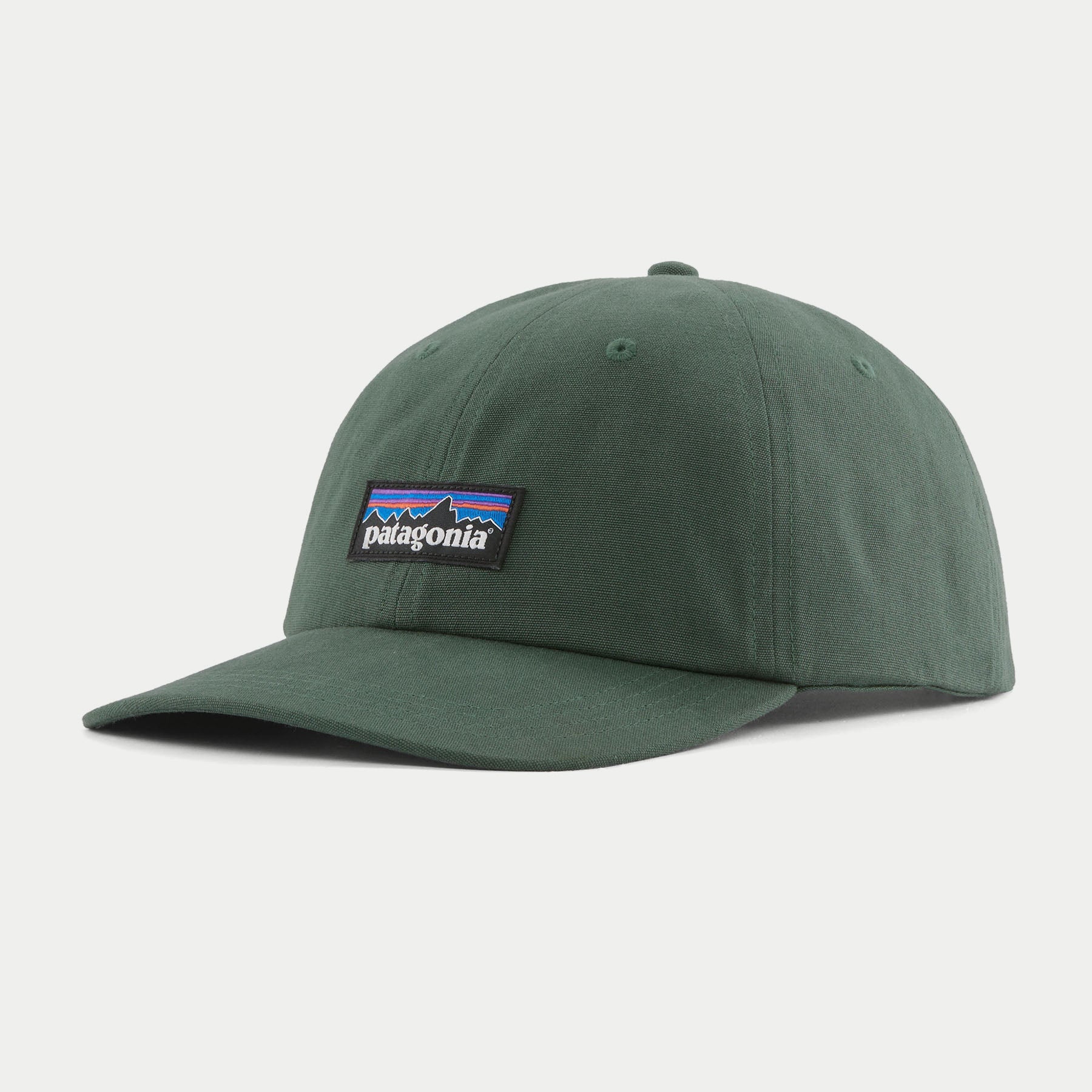 Casquette P-6 Label Trad Patagonia vert forêt, trois quarts avant, étiquette tissée P-6 et œillets brodés sur la calotte