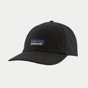 Casquette P-6 Label Trad noire Patagonia, vue trois quarts avant, étiquette tissée P-6 sur le pan avant