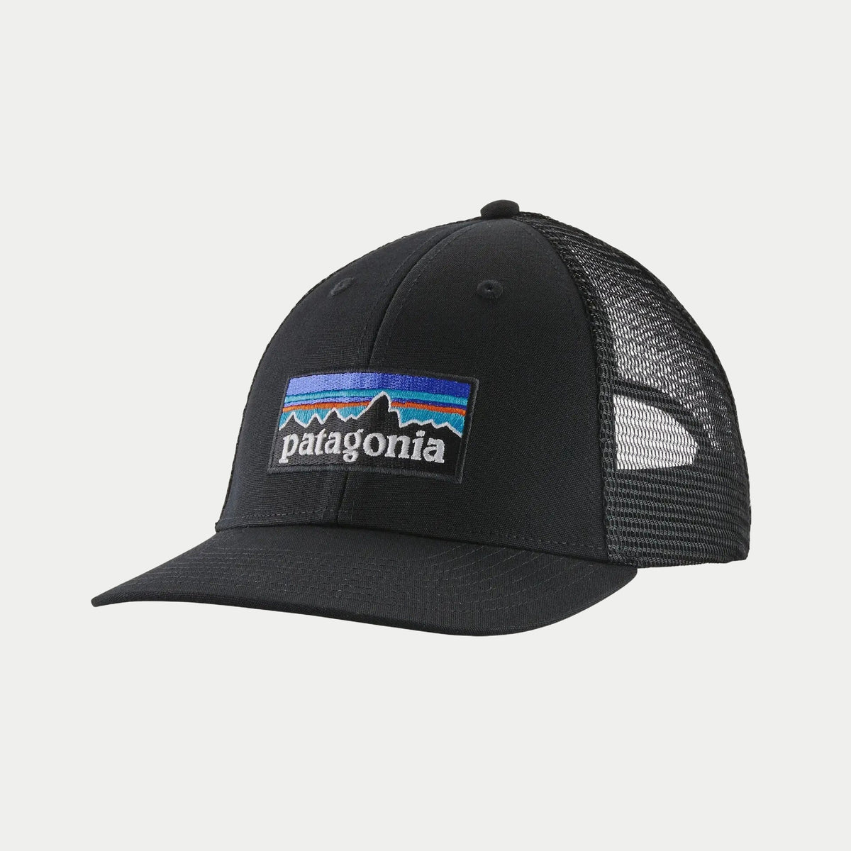 Casquette P-6 Logo Lopro Trucker noire : gros patch P-6 brodé, filet arrière noir et profil bas