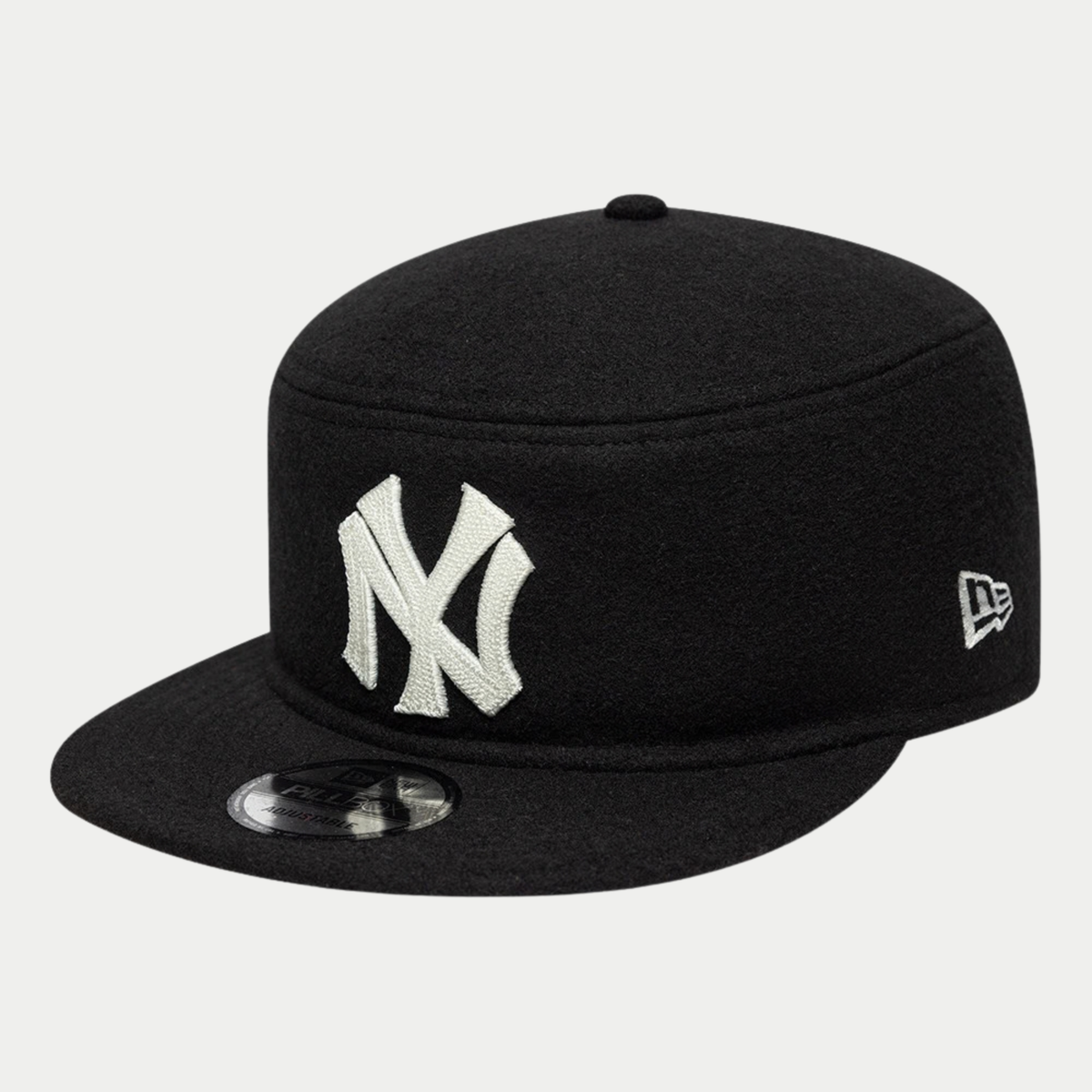 Pillbox New Era New York Yankees noire - trois-quarts avant, drapeau New Era brodé sur le côté