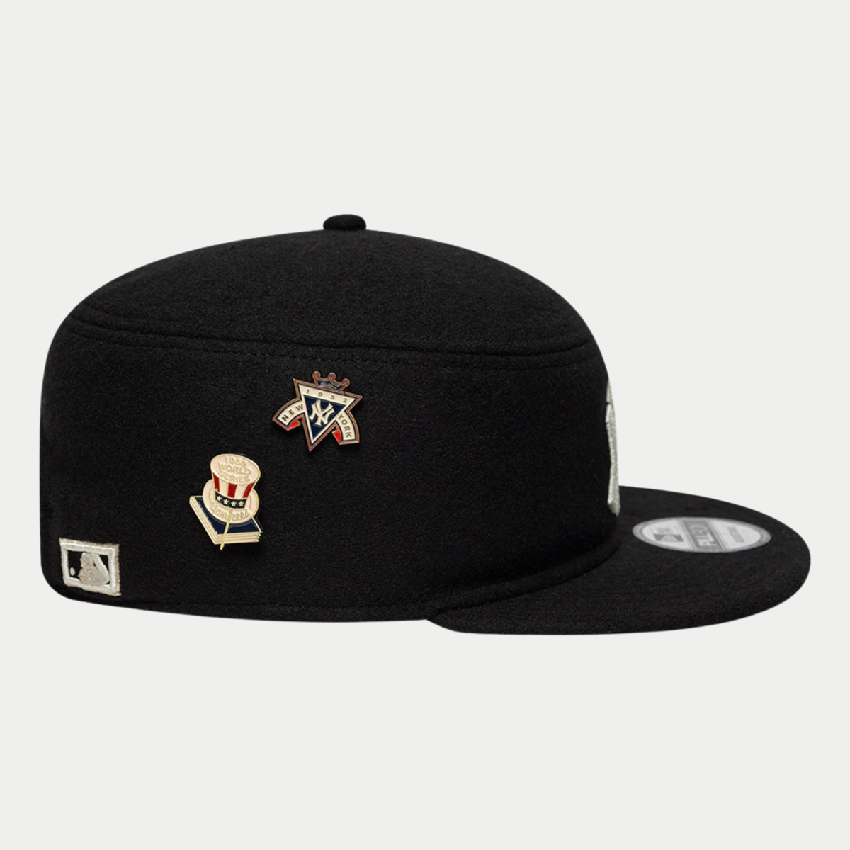 Casquette Pillbox Yankees noire New Era - vue de profil, pins métal World Series et New York