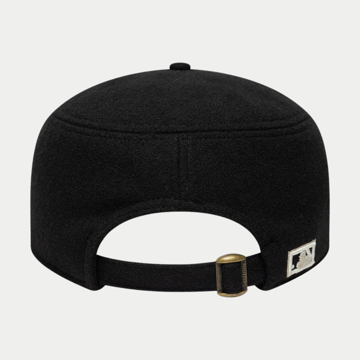 Pillbox Cooperstown Pin Yankees noire New Era - vue de dos, patte de serrage à boucle métal et logo MLB