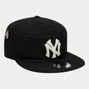 Casquette Pillbox New York Yankees noire New Era - vue trois-quarts, logo NY brodé et pin métal sur le côté