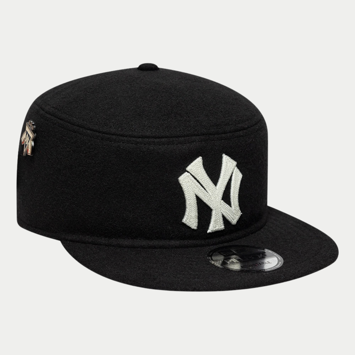 Casquette Pillbox New York Yankees noire New Era - vue trois-quarts, logo NY brodé et pin métal sur le côté
