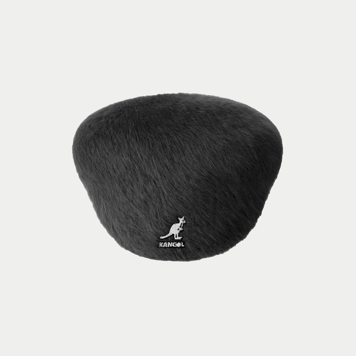 Casquette plate 504 Furgora noire Kangol vue de dos, calotte arrondie et logo kangourou brodé blanc.