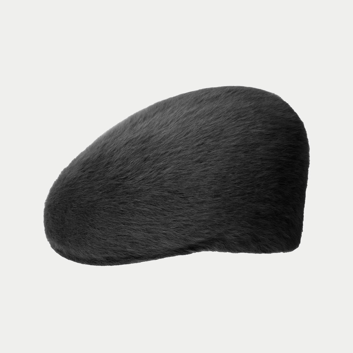 Casquette plate Kangol 504 Furgora noire, vue de profil : calotte plate en maille angora duveteuse et visière courte.