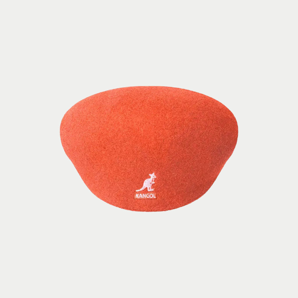 Casquette plate 504 Kangol orange Coral Flame vue de dos, kangourou blanc brodé et patch KANGOL sur la laine