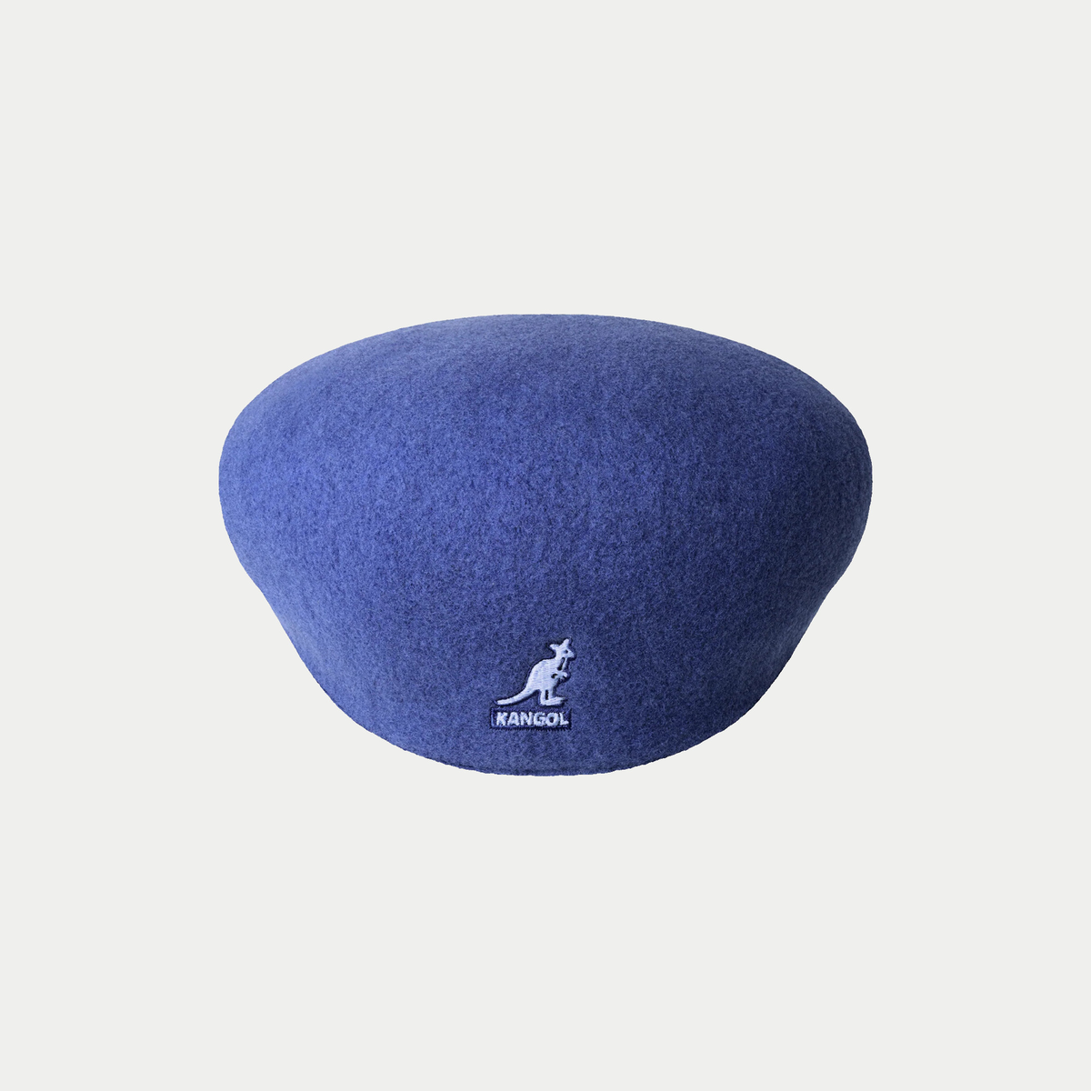Casquette plate 504 Kangol Dazzling Blue vue de dos, kangourou brodé ton sur ton bleu clair au centre
