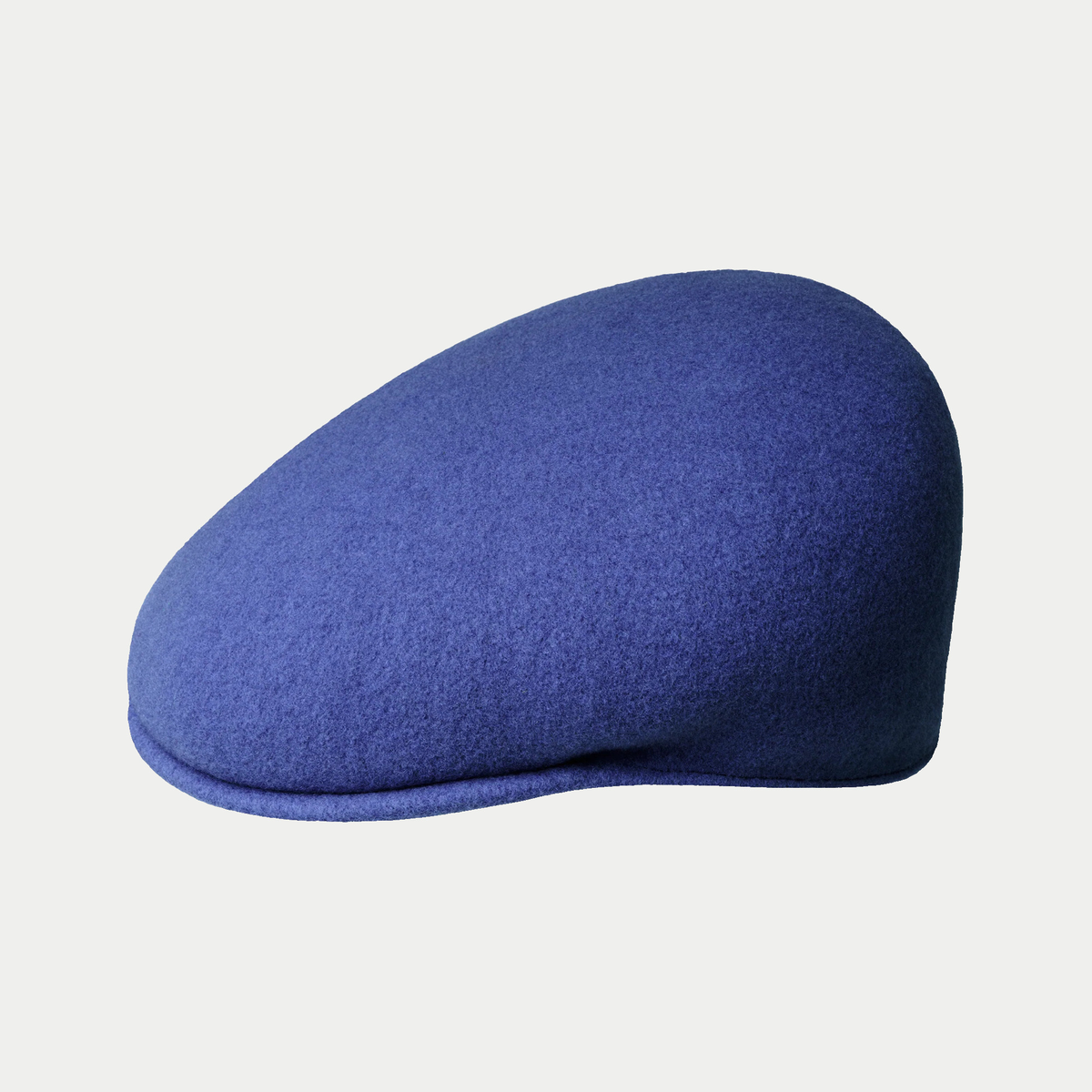 Casquette plate 504 Kangol en laine bleu roi Dazzling Blue, vue de profil côté droit, visière rabattue