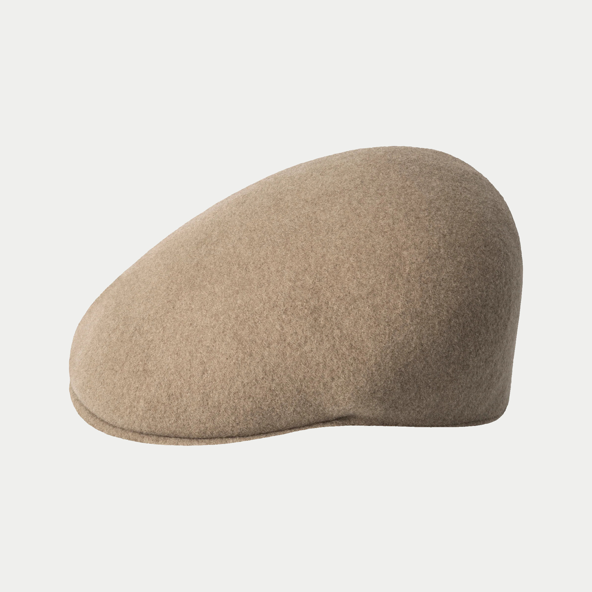 Casquette plate 504 en laine Kangol Warm Taupe, profil gauche : calotte plate arrondie et visière souple beige taupe.