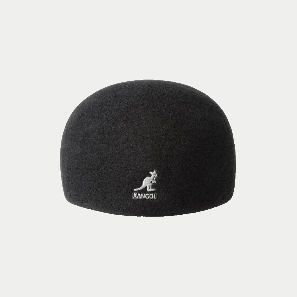 Arrière de la 507 Kangol en laine noire : calotte bombée et kangourou KANGOL brodé blanc