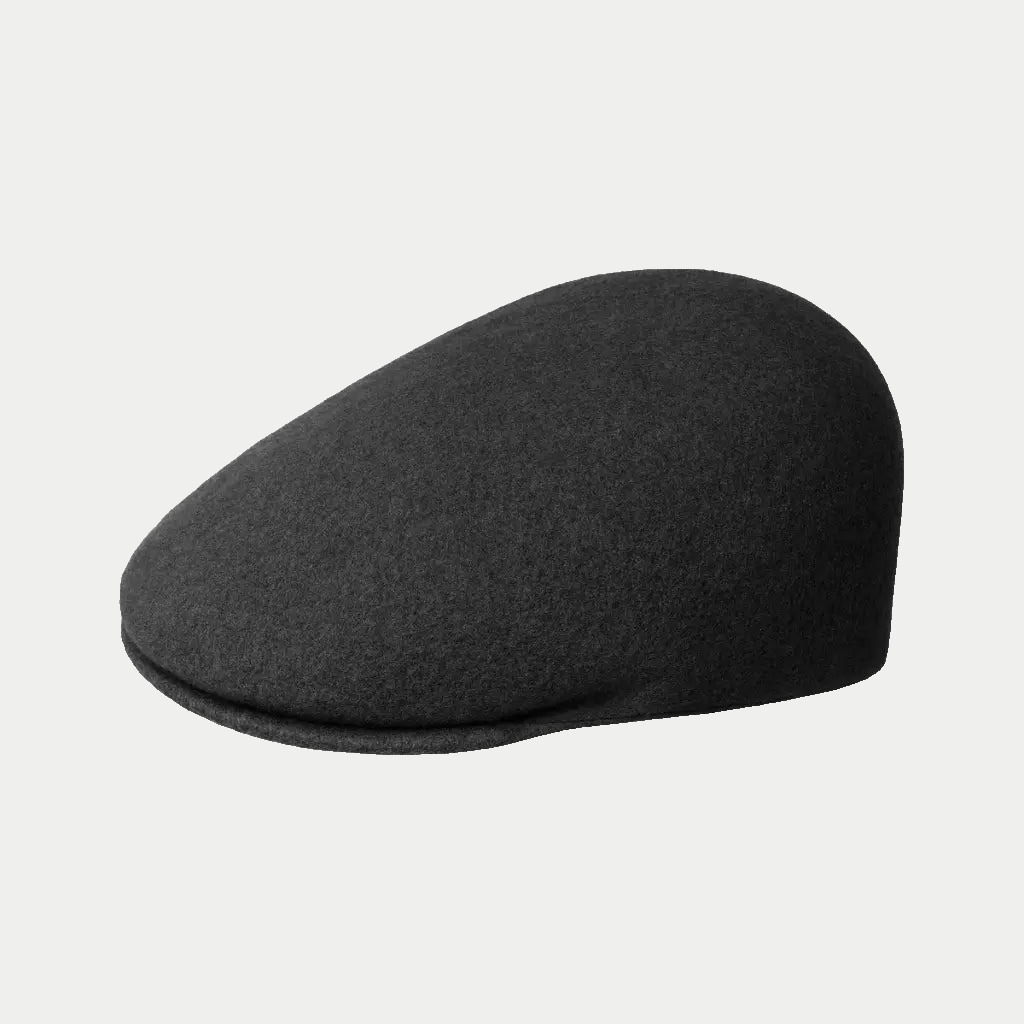 Casquette plate 507 Kangol en laine noire, de profil : arrière rehaussé et visière courte rabattue