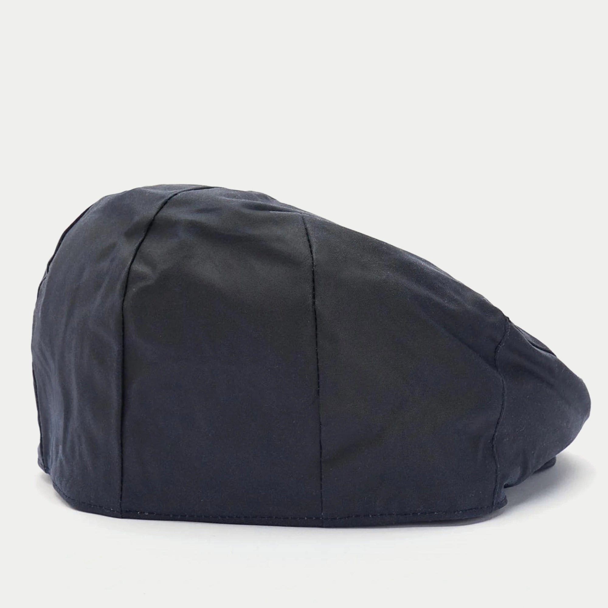 Casquette plate cirée marine Barbour - trois quarts avant, calotte à panneaux assemblés