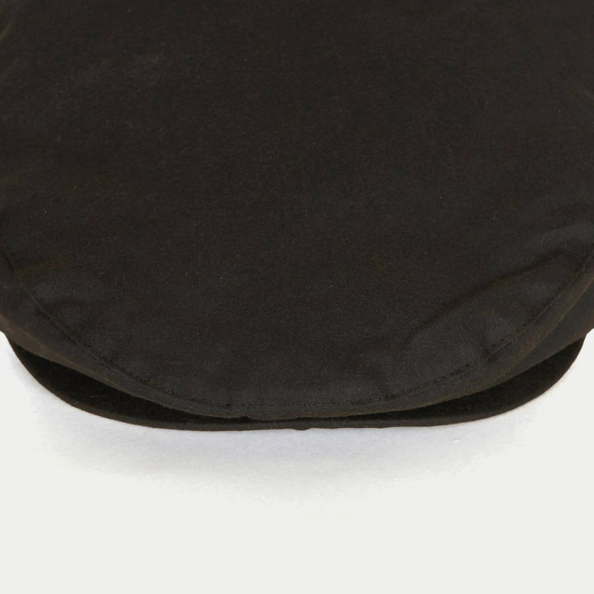 Casquette plate cirée olive Barbour - gros plan sur le bord arrière et l'ourlet piqué