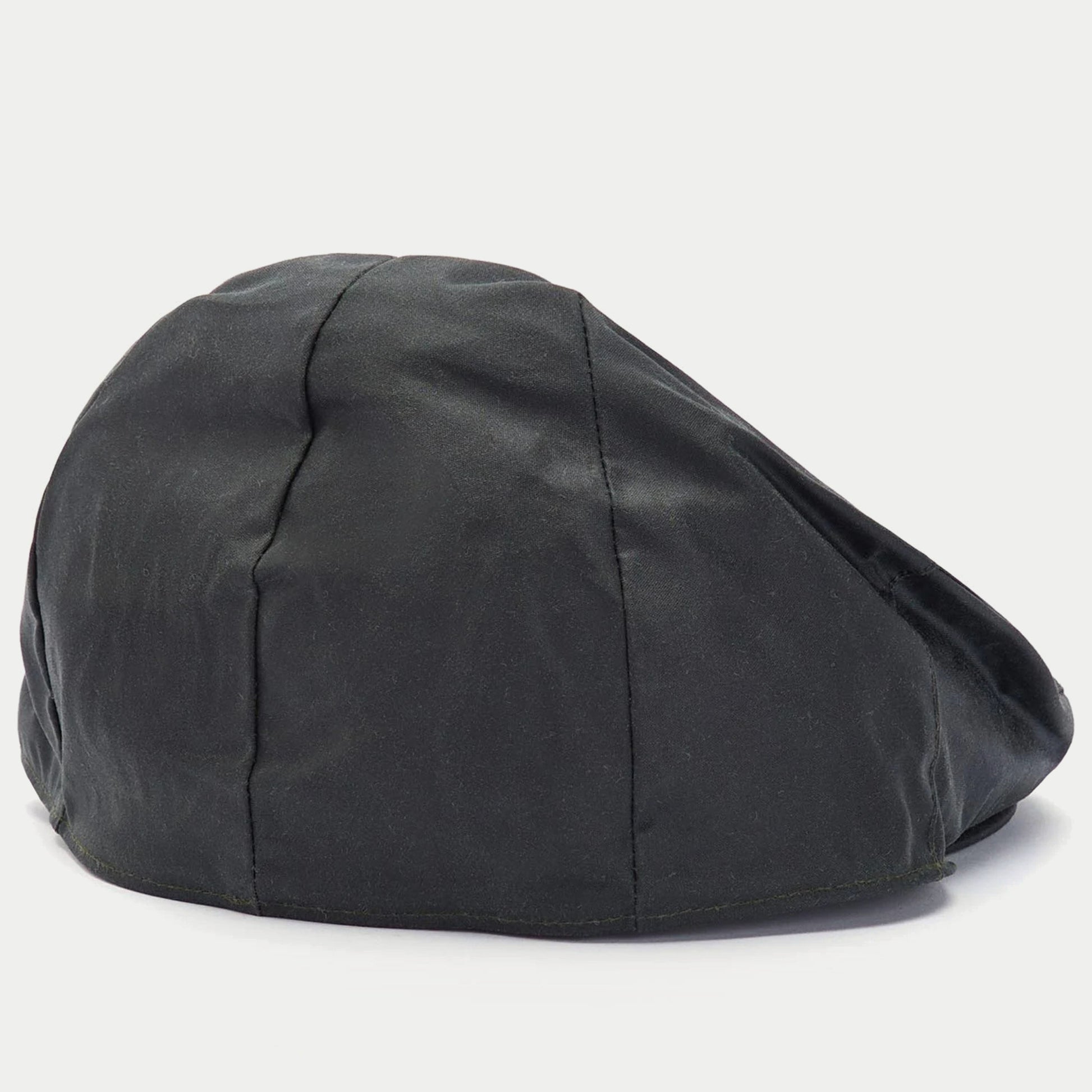 Casquette plate cirée sage Barbour - vue de face rapprochée, coutures de la calotte