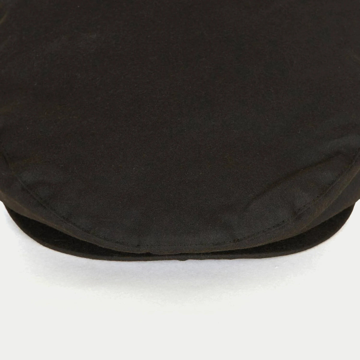 Casquette plate cirée olive Barbour - gros plan sur le bord arrière et l'ourlet piqué
