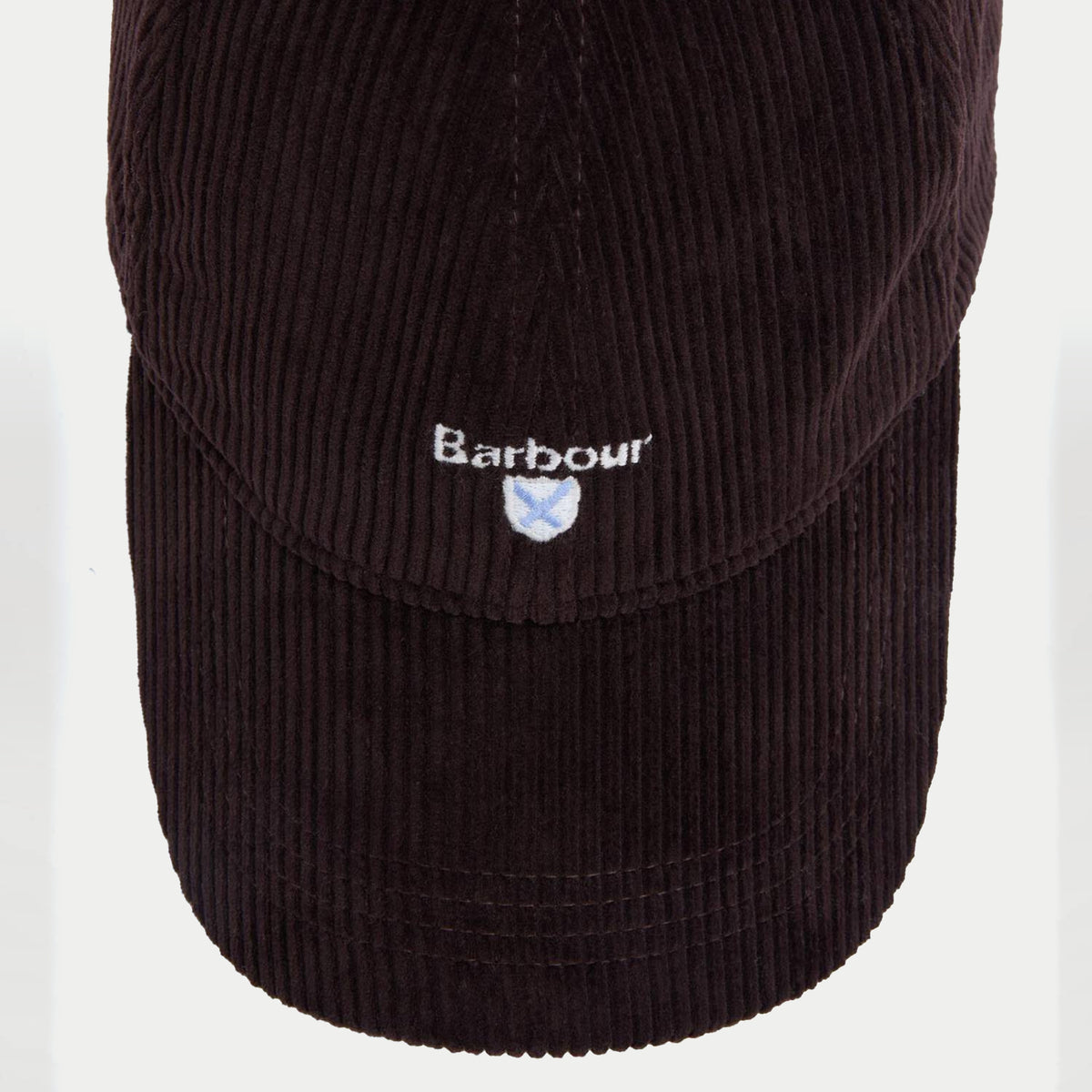 Casquette Preston en velours côtelé aubergine Barbour - gros plan sur la visière et la broderie Barbour