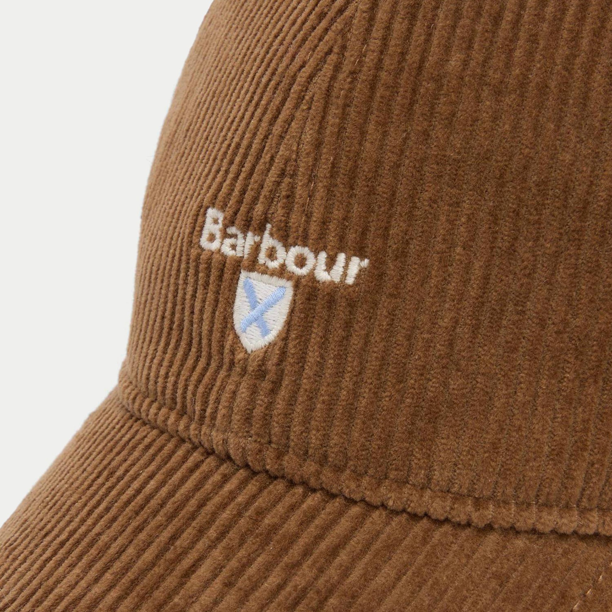 Casquette Preston en velours côtelé camel Barbour - gros plan sur la broderie Barbour et l'écusson