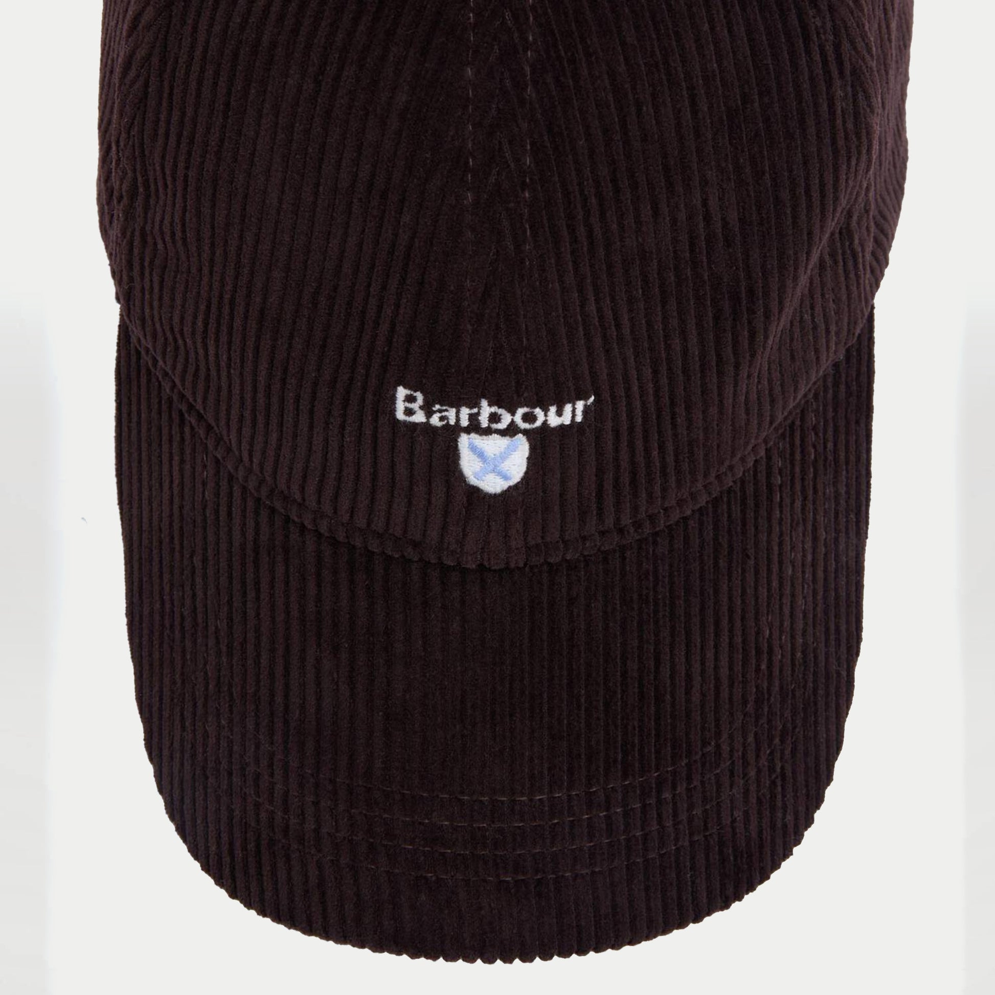Casquette Preston en velours côtelé aubergine Barbour - gros plan sur la visière et la broderie Barbour