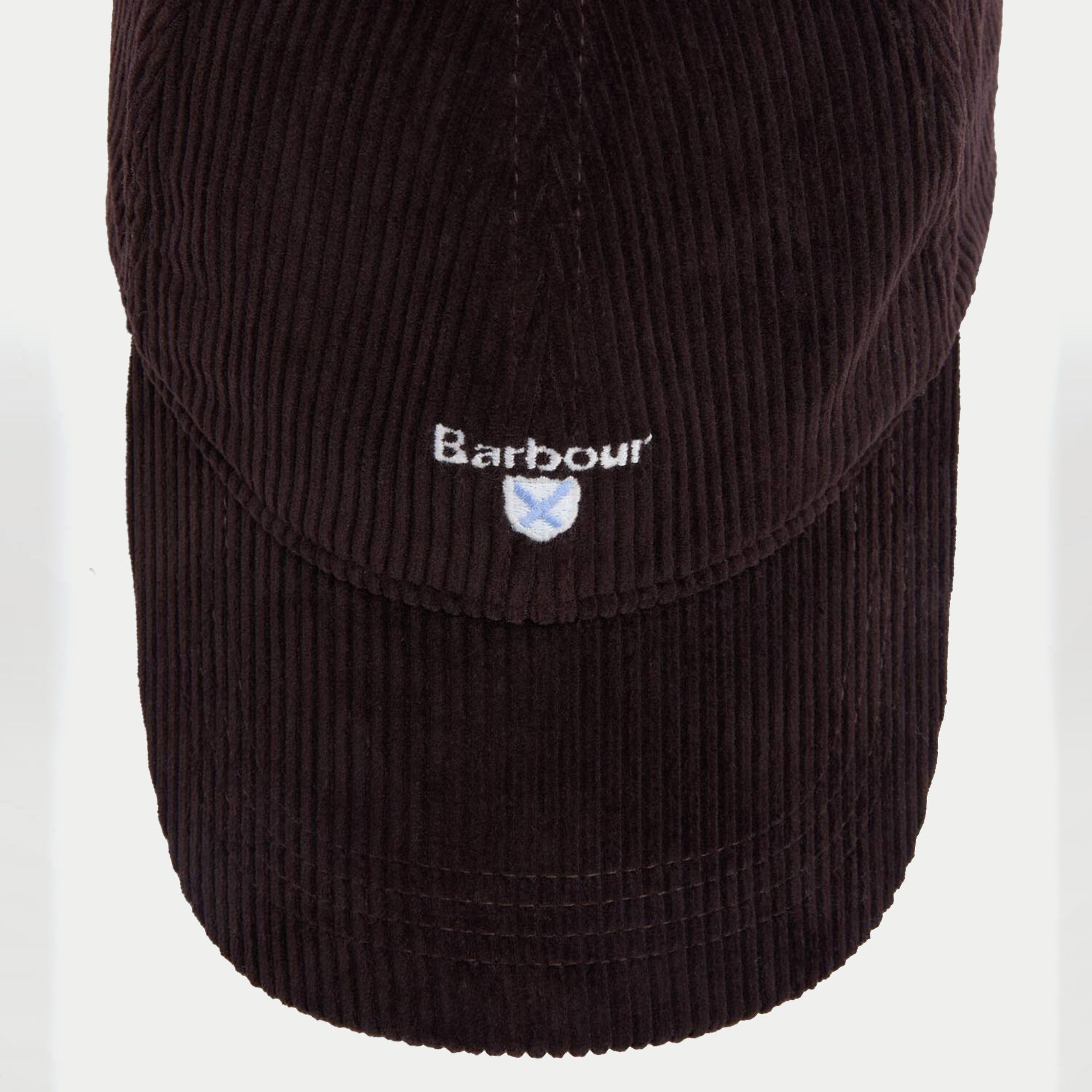 Casquette Preston en velours côtelé aubergine Barbour - gros plan sur la visière et la broderie Barbour