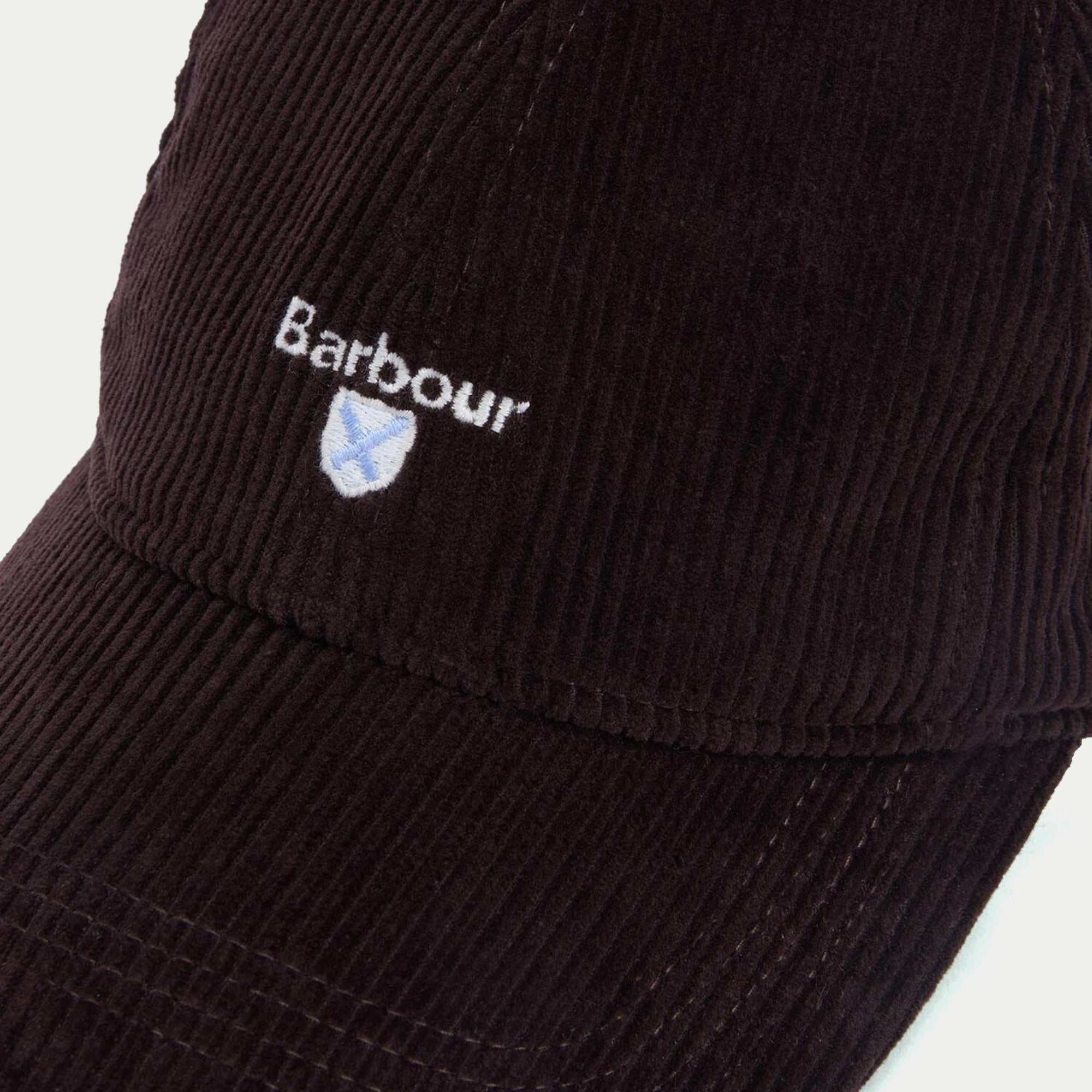 Casquette Preston en velours côtelé aubergine Barbour - gros plan sur l'écusson brodé et le côtelé