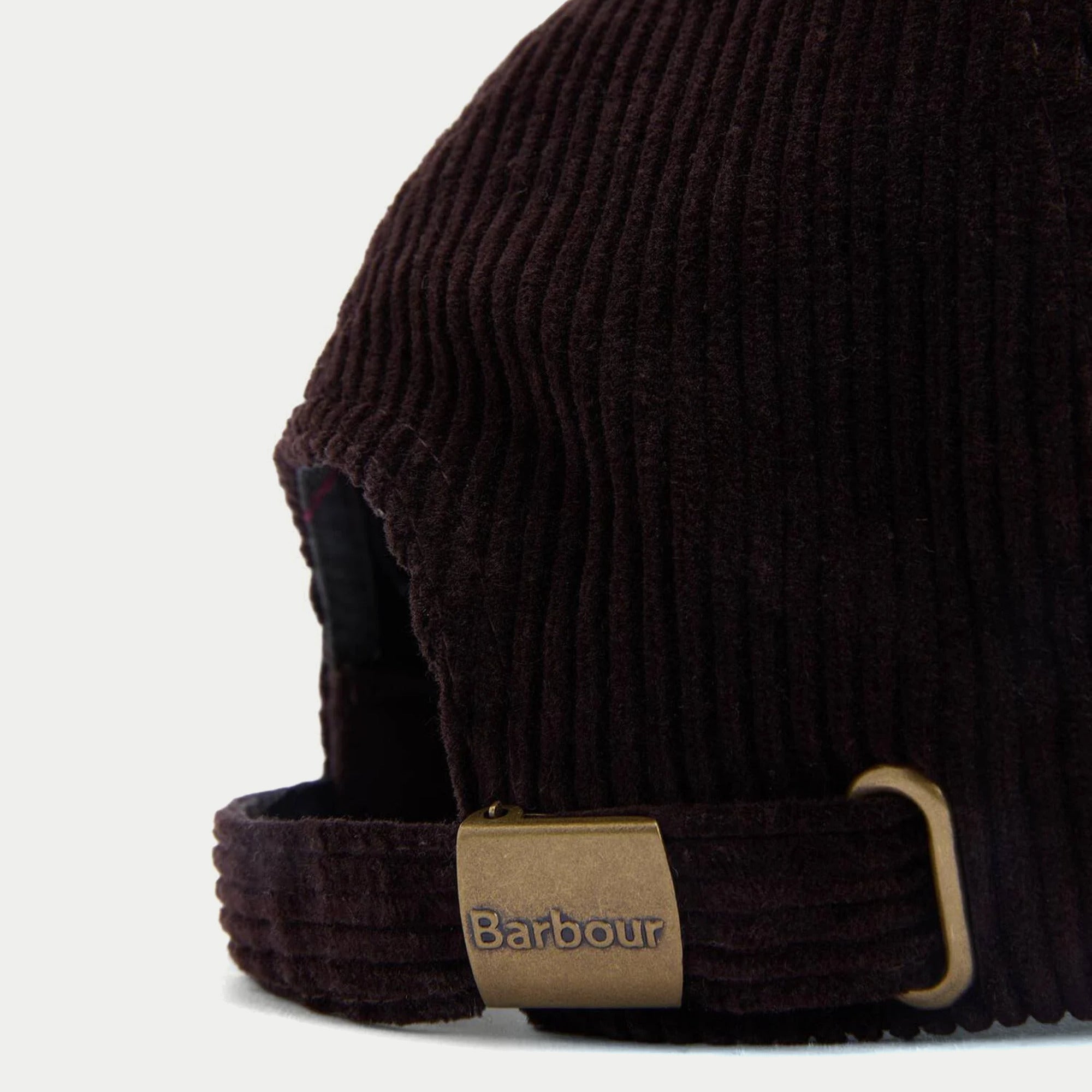 Casquette Preston en velours côtelé aubergine Barbour - gros plan sur la sangle arrière et sa patte Barbour