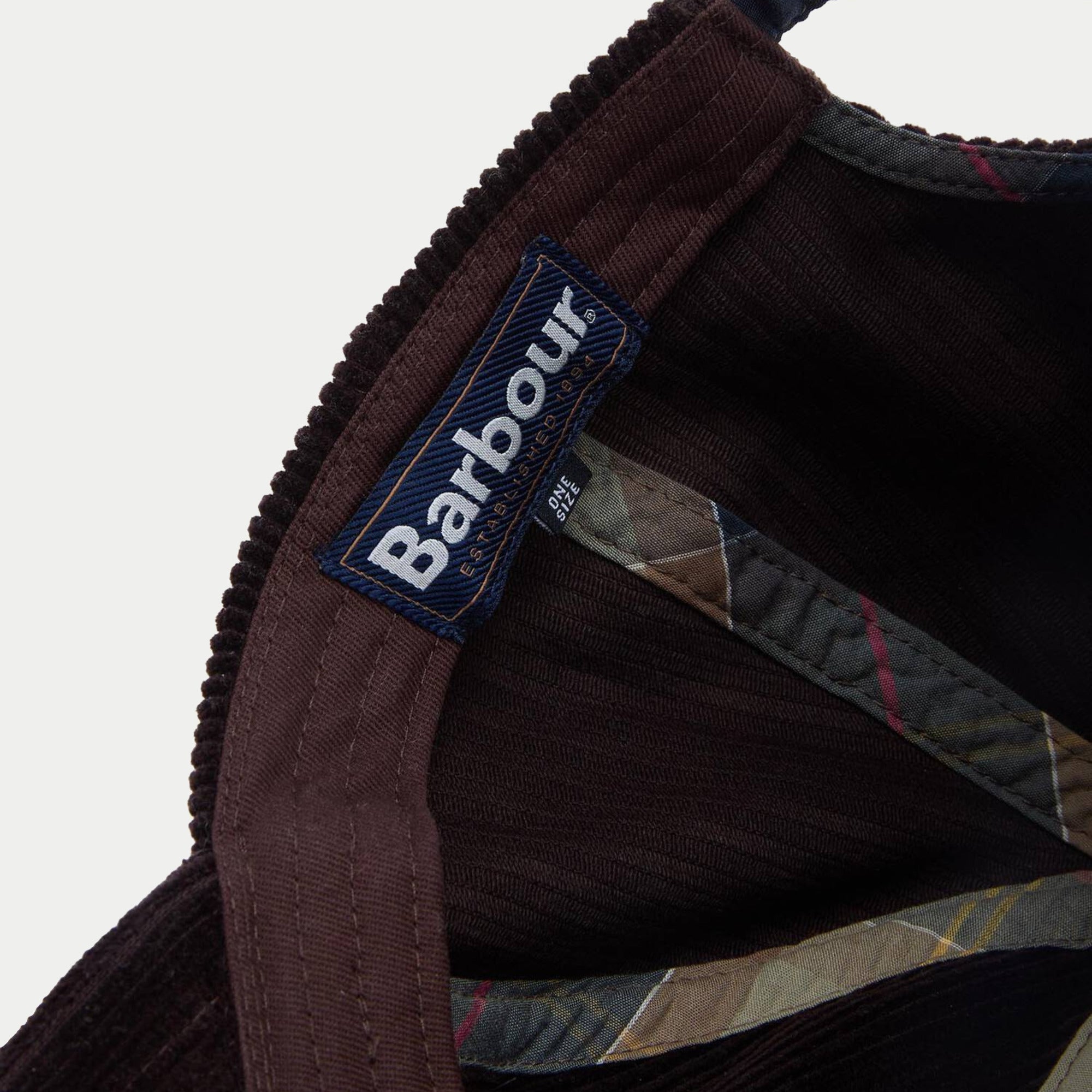 Casquette Preston en velours côtelé aubergine Barbour - gros plan sur l'étiquette Barbour et la doublure tartan