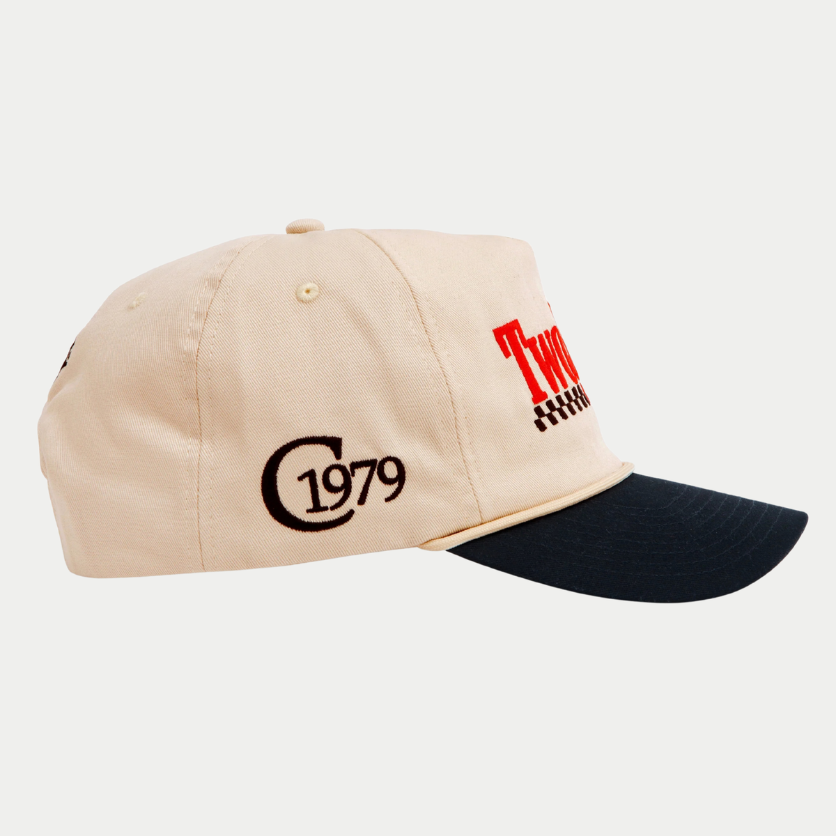 Casquette Racing Twojeys crème et noir de profil, monogramme « C 1979 » brodé sur le côté