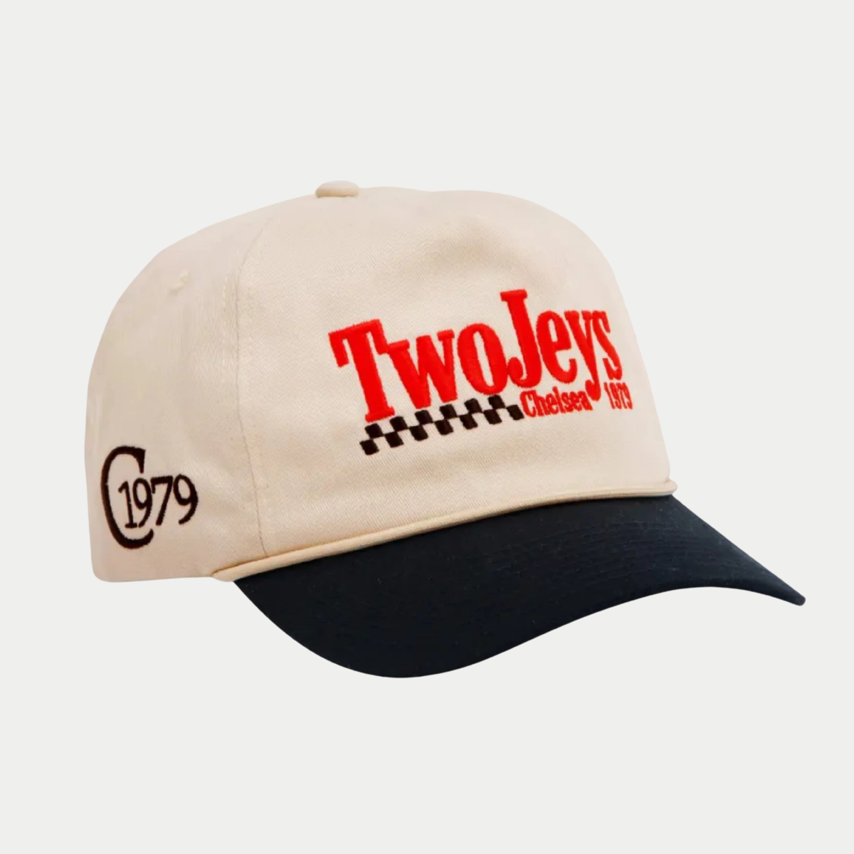 Casquette Racing Twojeys crème et noir de trois quarts, logo TwoJeys rouge brodé sur damier