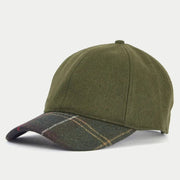 Casquette Roker Barbour de profil, calotte en laine olive et visière en tartan à filets rouges