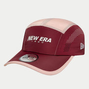 Casquette Runner New Era rouge foncé de profil, logo NEW ERA 1920 caoutchouté blanc